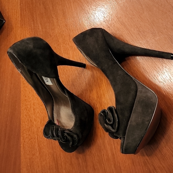 Steve Madden olive suede leather pumps!! Walked in..never worn!